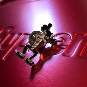Supreme Joint man Pin (FW16)